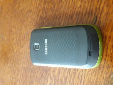 Телефон Samsung с наушниками