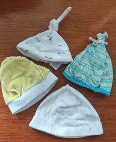 Лот шапочек для новорожденных