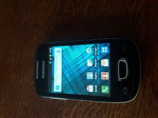 Телефон Samsung с наушниками