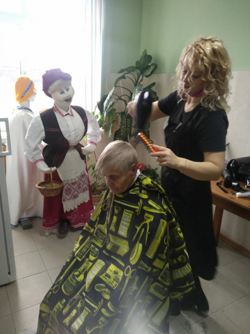 «Красивым быть модно!» - акция по оказанию парикмахерских услуг в отделении круглосуточного пребывания для граждан пожилого возраста