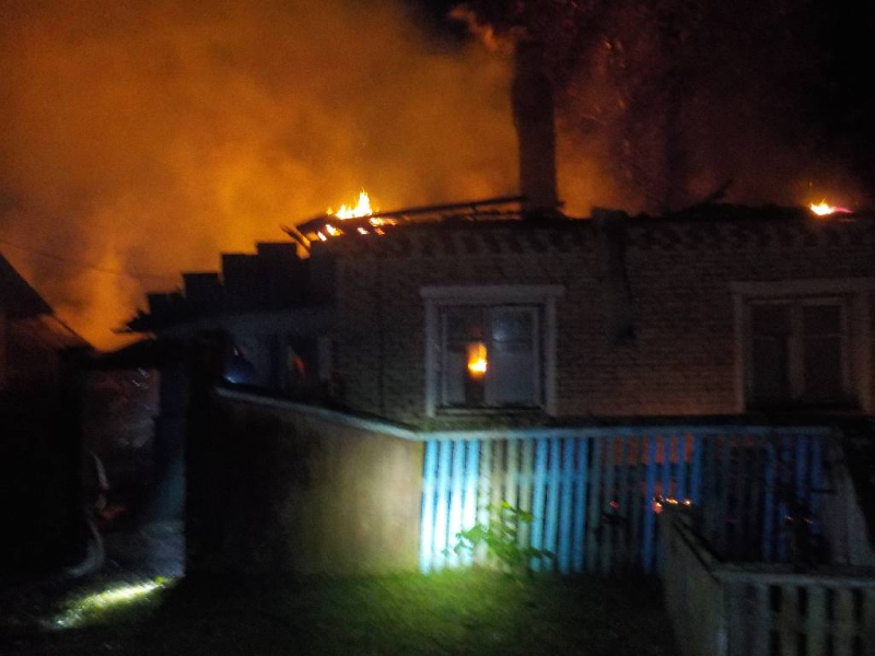 Пожар в деревне Бирча: сгорел сарай, повреждён дом
