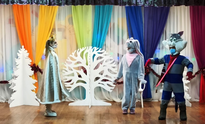 В Бобруйске показывают театрализованное представление «Приключения Её Величества под Новый год»