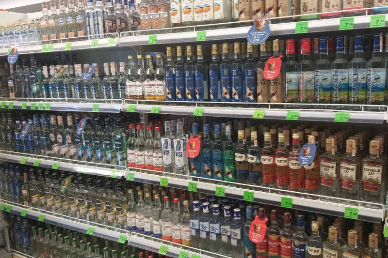 Тематические воблеры и некхенгеры от МЧС появились на полках с алкоголем в магазинах Бобруйска