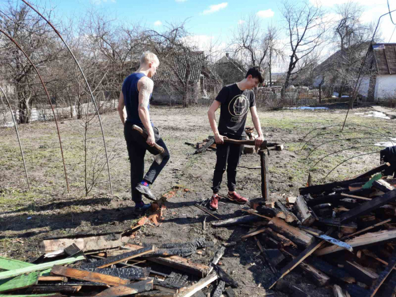 Волонтеры движения «Милосердие» помогли пенсионерке с ремонтом дома после пожара