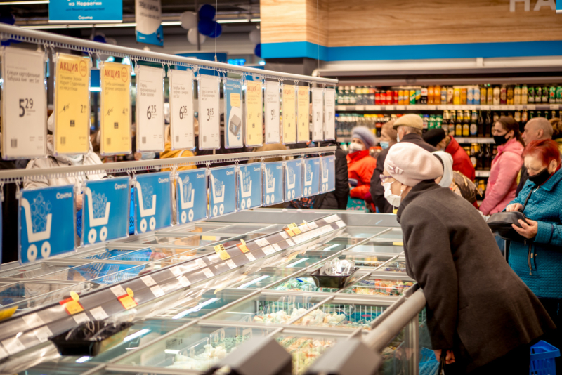 В центре Бобруйска открыли магазин «Санта» с салат-баром и продуктами за полцены