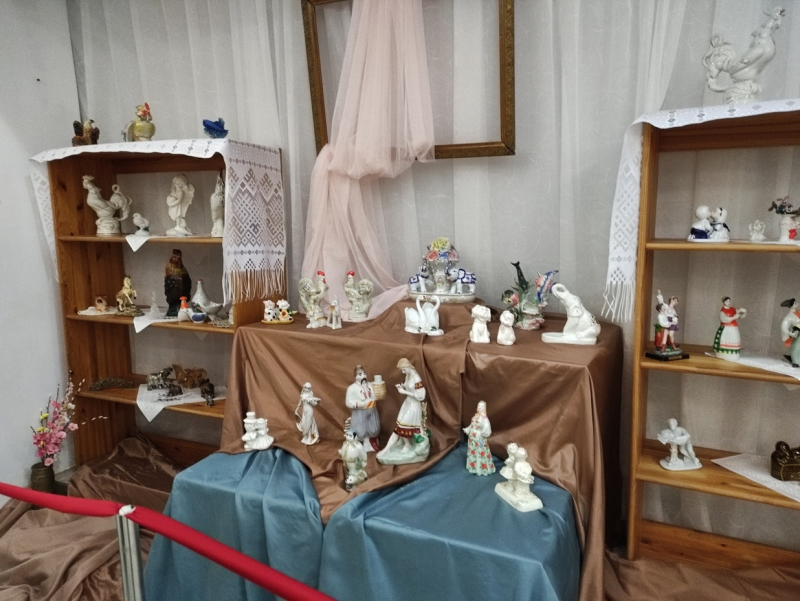 В Бобруйске открылась уникальная выставка домашней статуэтки «Магия фарфора у бабушки на полке»