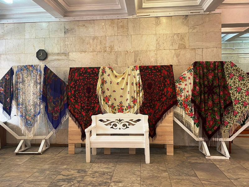 В Бобруйске открылась уникальная выставка платков «Цветочная симфония»