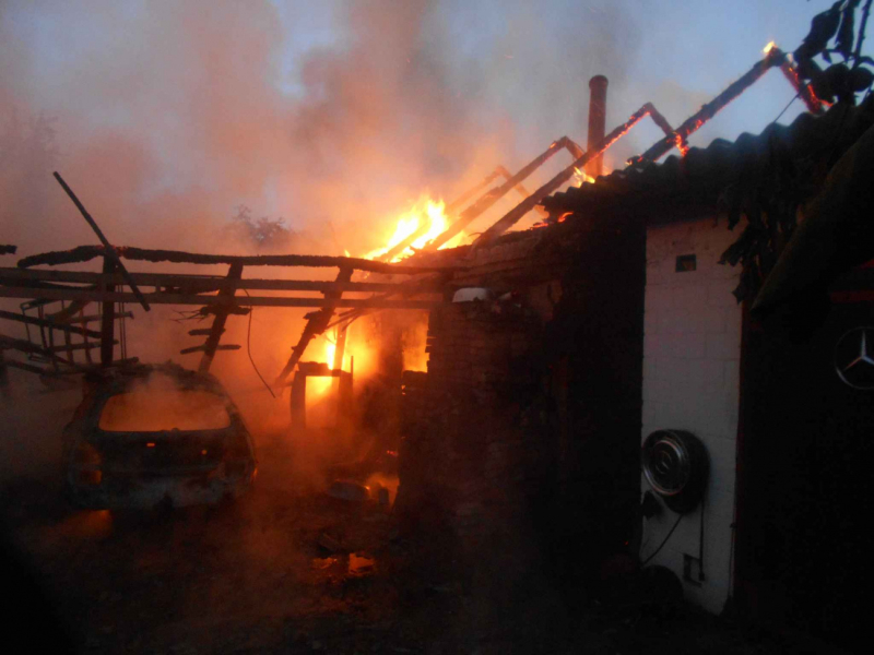 В Бобруйске в результате пожара сгорели автомобиль и кровли дома и хозпостройки