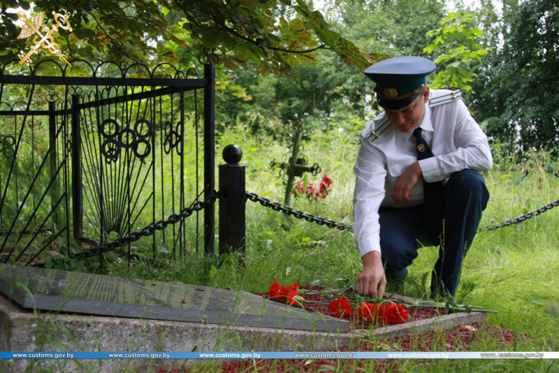 Могилевские таможенники возложили цветы к местам захоронений времен Великой Отечественной войны