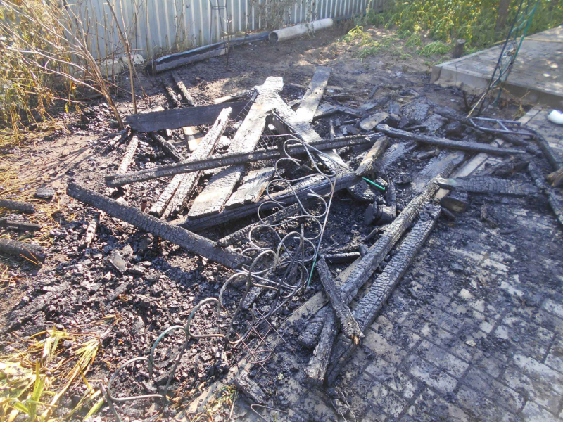 В Бобруйске из-за горящей беседки чуть не сгорел дом