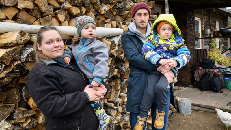 Многодетная семья из Бобруйска оставила квартиру в райцентре ради домика в деревне. Что дальше?