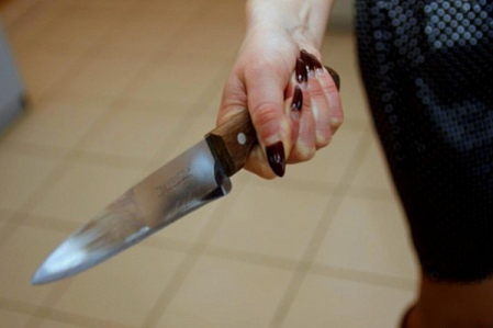 В Бобруйске мужчина распивал спиртное с бывшей супругой и получил нож в сердце