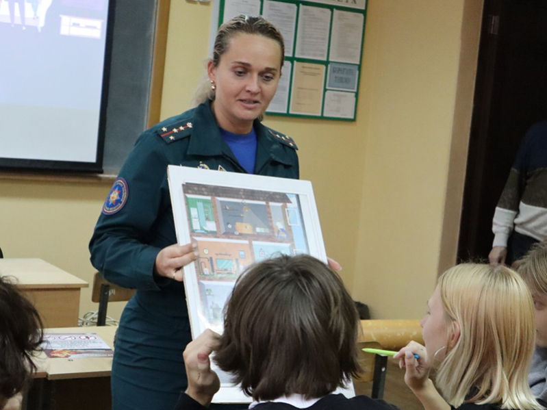 Спасатели Бобруйска встретились со студентами Бобруйского аграрно-экономического колледжа.