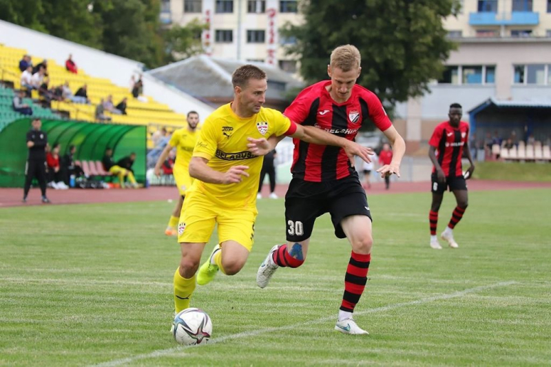 Футболисты «Белшины» уступили футбольному клубу «Солигорск» со счетом 4:1.