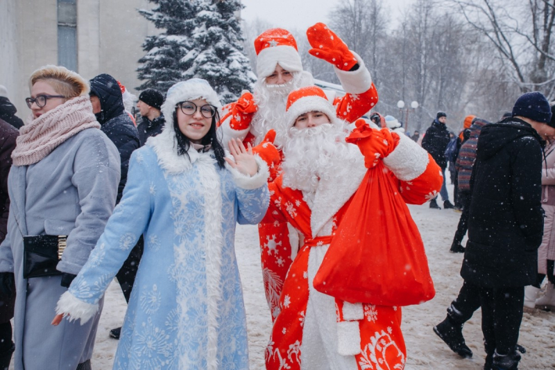 Сказочные персонажи прошли по улицам Бобруйска праздничной колонной
