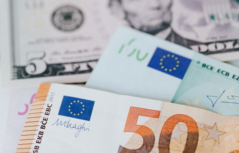 Курсы валют на 18 октября 2022: доллар и евро снижаются