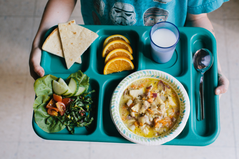 В школах могут отменить завтраки и полдники, но появится шведский стол