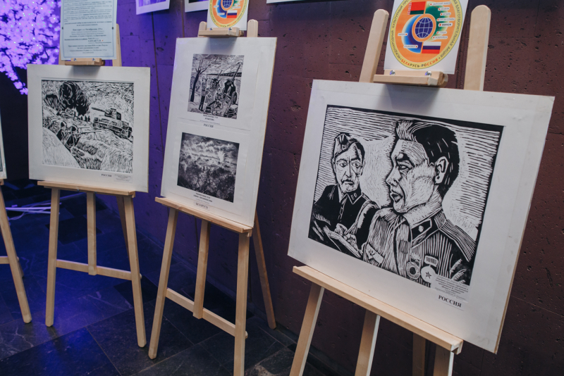 В театре открылась выставка юных художников Беларуси и России