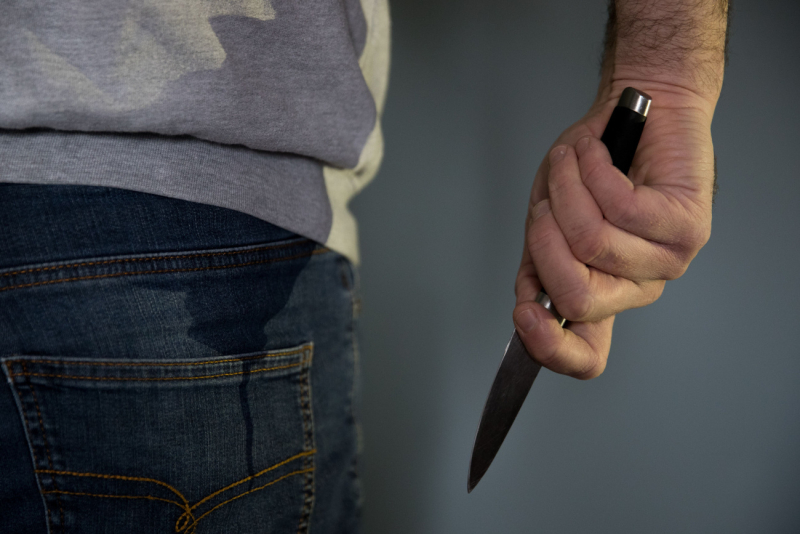 В Бобруйске двое пенсионеров не поделили столик в магазине, итог — нож в шею