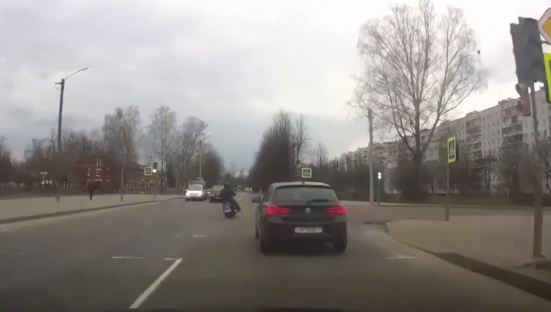 В Бобруйске мотоциклист совершил опасный маневр, который попал на видеорегистратор