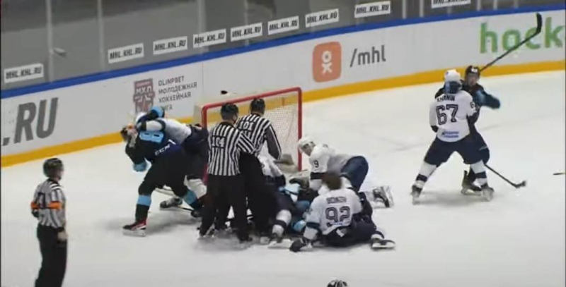 На матче в Бобруйске хоккеисты устроили массовую драку и получили 204 минуты штрафа. Видео