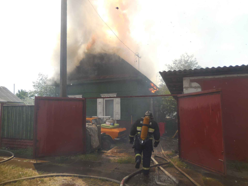Дневной пожар на на переулке Тимирязево в Бобруйске