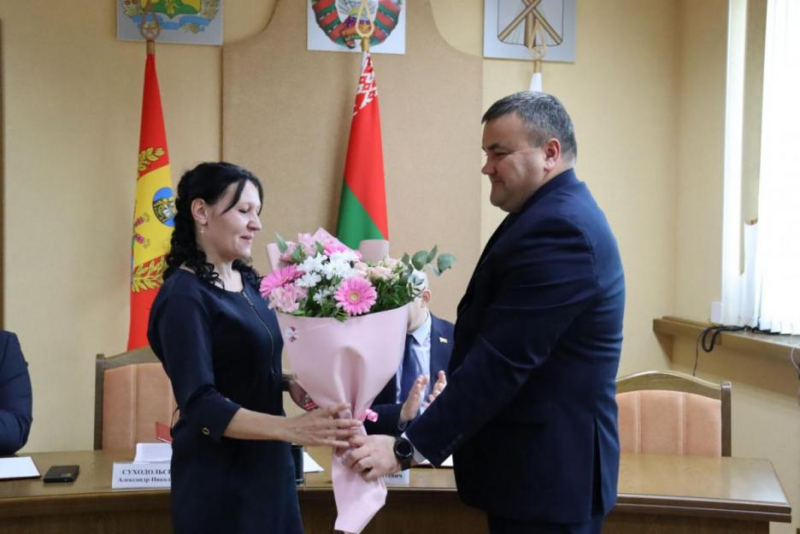 Глава Бобруйского района вручил орден Матери жительнице поселка Глуша