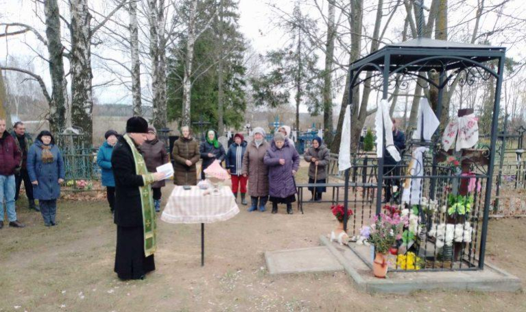 Поклонный крест на кладбище освятили в д. Сергеевичи Кировского района