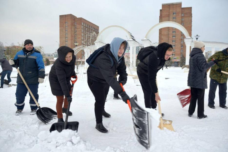 Молодежь Бобруйска присоединилась к челленджу по уборке снега