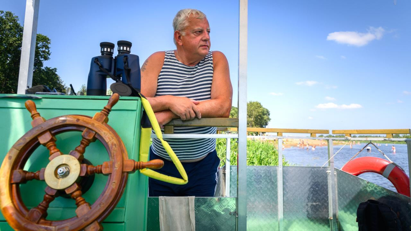 «На воде чувствую себя лучше, чем на суше»: пенсионер из Бобруйска построил плот для речных прогулок и на этом зарабатывает