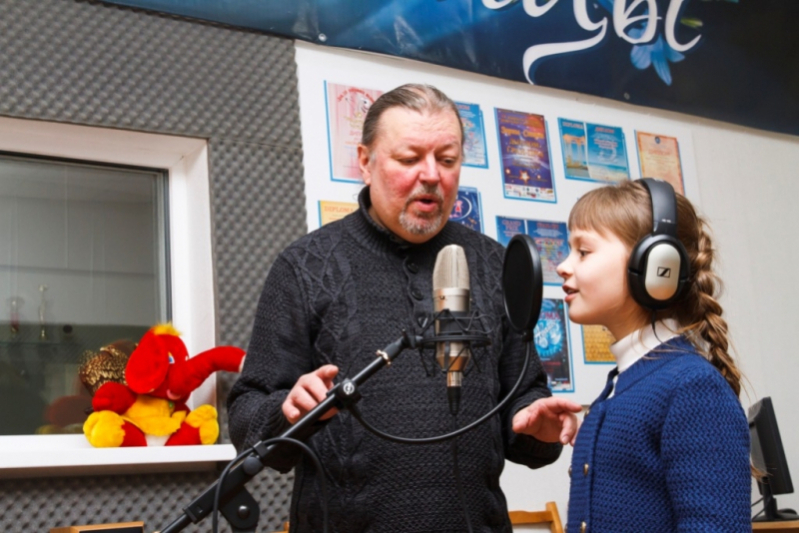 «Сажинцы» объявили о наборе в класс эстрадного вокала. Руководитель – Вадим Сажин.