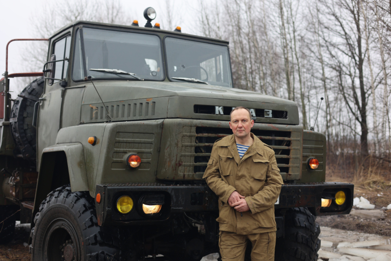 Во-первых, это красиво. Бобруйчанин купил советский военный грузовик КрАЗ-260, чтобы его чинить