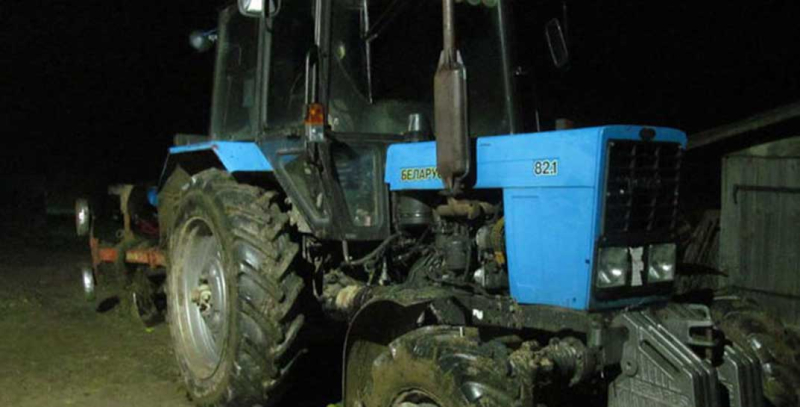 В Бобруйском районе кочегар угнал трактор и увяз на нем в грязи