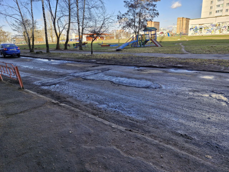 Во дворе дома по Ульяновской продолжается ямочный ремонт дороги