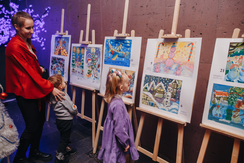 В театре открыли ежегодную выставку юных художников студии изобразительного искусства «Радуга»
