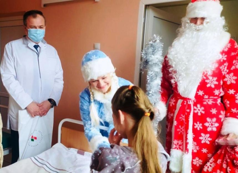 Пациентов Бобруйской центральной больницы поздравили с Новым годом