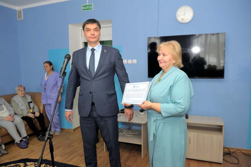 Отделение круглосуточного пребывания граждан пожилого возраста и инвалидов в Вишневке посетил министр по налогам и сборам