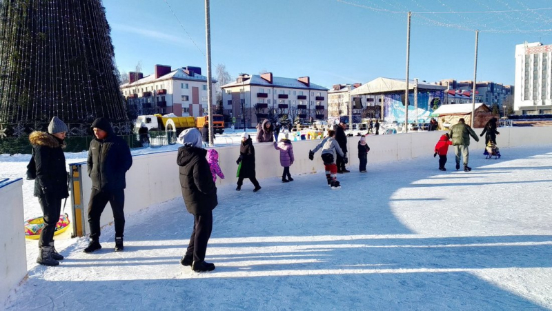Мороз, лед и хорошее настроение: на главной площади Бобруйска – катания на льду и любительский хоккей