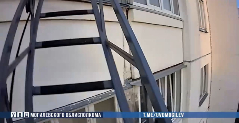 В Бобруйске спасли человека, который хотел выпрыгнуть из окна