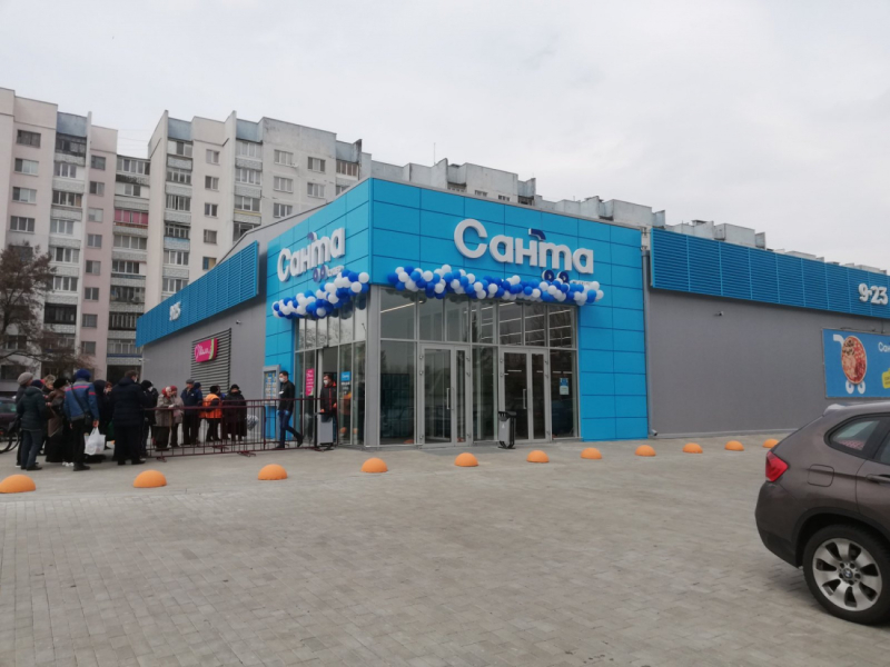 В центре Бобруйска построили супермаркет «Санта» с пиццерией. Что внутри?
