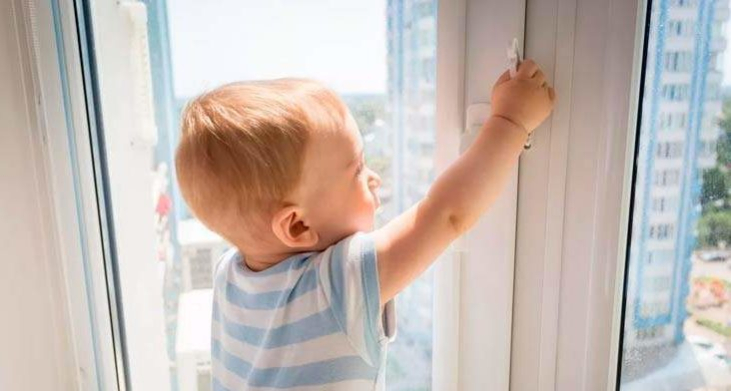 МЧС напоминает: как избежать выпадения ребёнка из окна