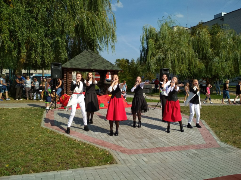 «Росы» и «Очаровашки» представили яркие номера о Беларуси