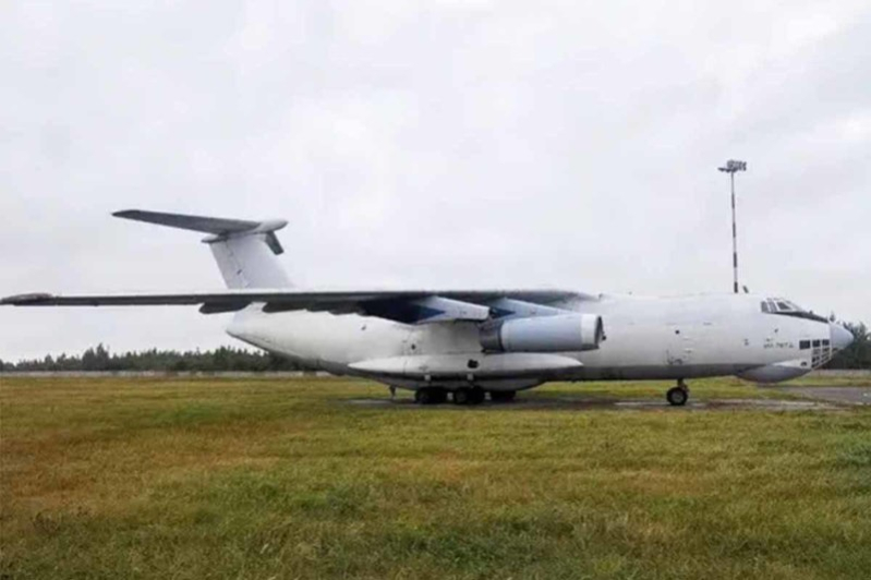 На известной интернет-площадке продают два больших самолета ИЛ-76, один из них находится в Могилеве