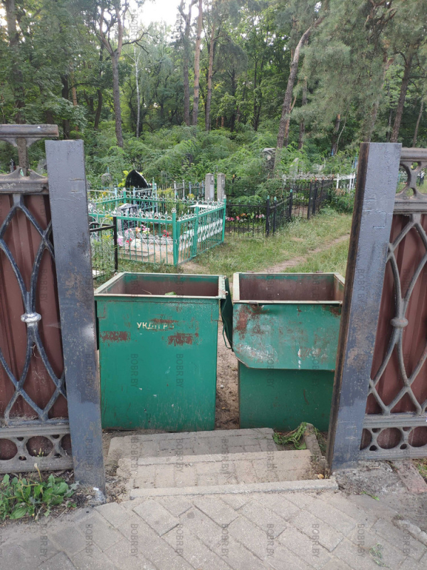Вход в кладбище, видно мусорки никому не мешают, или на пролет забора, не хватило денег.