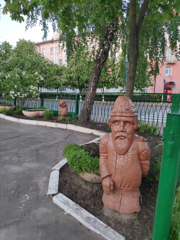 В Бобруйске, есть не только скульптуры бобра а также есть скульптура медведя, выглядывающего из-за кустов и имужчина с бородой и усами.