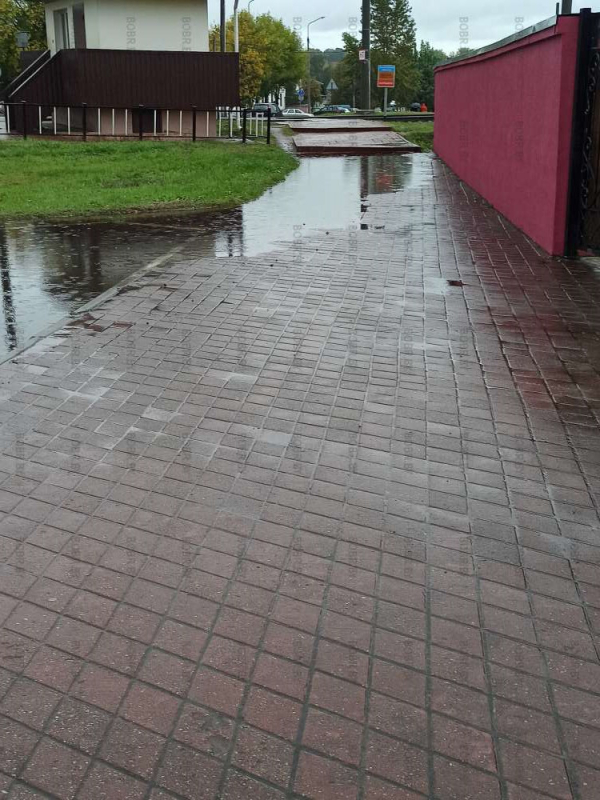 Затопило тротуар около Красного пищевика