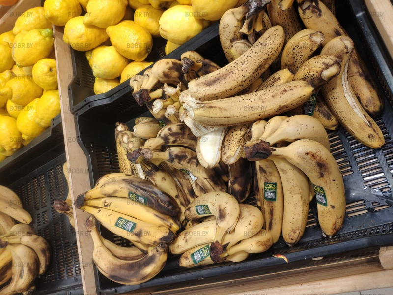 Супермаркет Санта торгует гнилыми бананами, прямо на площади, прямо возле горисполкома, прямо возле отдела управления торговли...