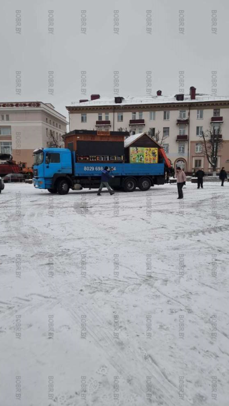 На площадь Ленина к главной ёлке уже потихоньку привозят торговые объекты