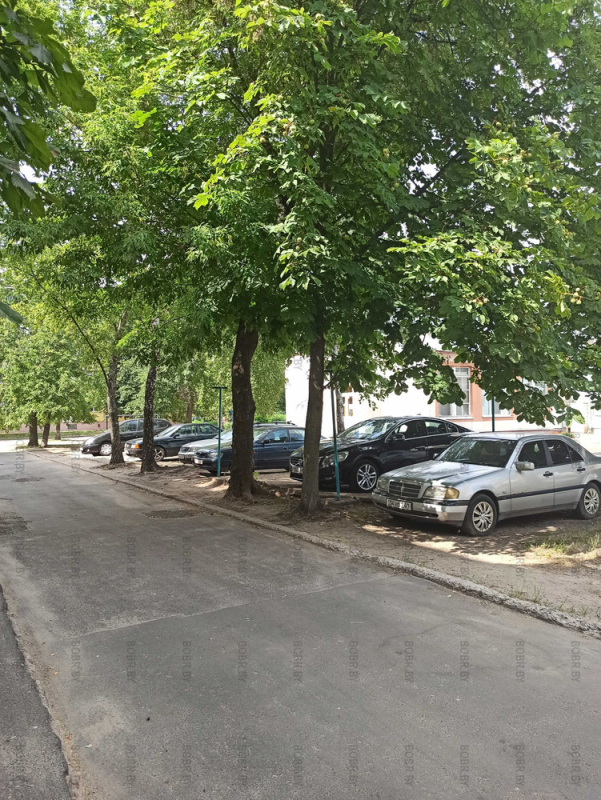 Обычная картина вод дворе по ул. Минская дом 71 - зелена зона стала местом для парковки