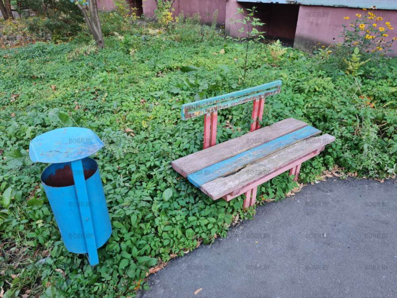 Новый концепт скамейки в бобруйских дворах под названием "ты должен страдать" !